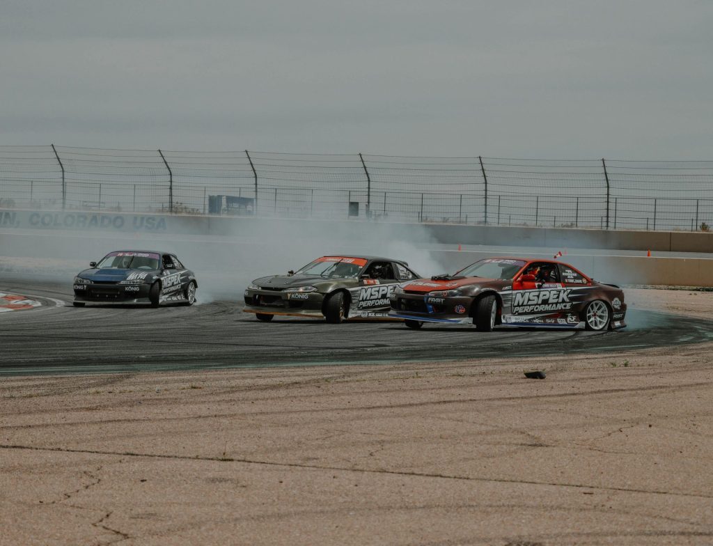 Competición de derrape de coches a alta velocidad grabada en una pista de Colorado, EE. UU. Ideal para entusiastas del automovilismo.